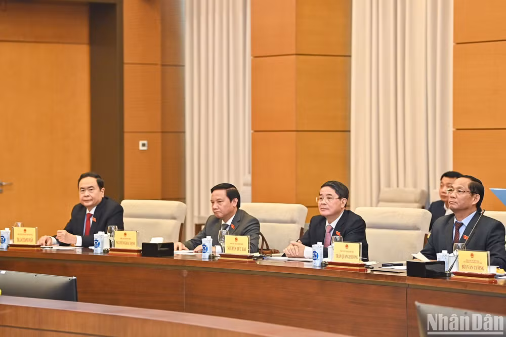 Phó Chủ tịch Thường trực Quốc hội Trần Thanh Mẫn và các Phó Chủ tịch Quốc hội dự hội nghị.