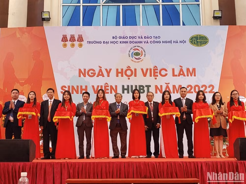 Các đại biểu cắt băng khai mạc “Ngày hội việc làm sinh viên HUBT 2022”. (Ảnh: TRUNG HƯNG) Các đại biểu cắt băng khai mạc “Ngày hội việc làm sinh viên HUBT 2022”. (Ảnh: TRUNG HƯNG)