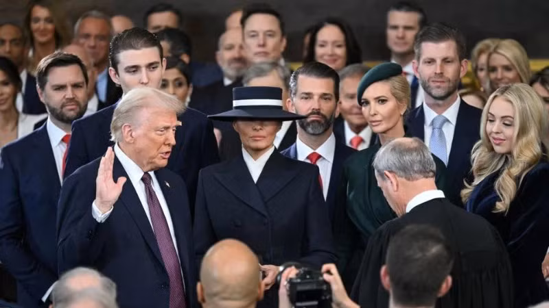 Ông Donald Trump tuyên thệ nhậm chức tại Tòa nhà Quốc hội ở Washington DC. (Ảnh: REUTERS/TTXVN) 