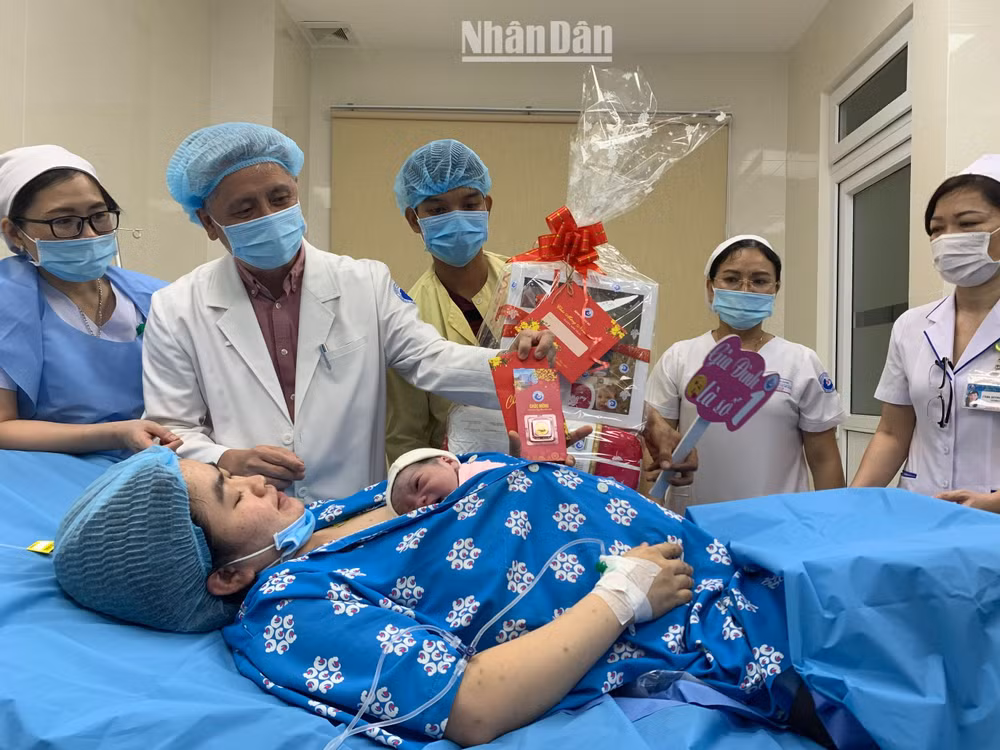 Lãnh đạo Bệnh viện Từ Dũ đến thăm, tặng quà cho các công dân nhí đầu tiên của Thành phố Hồ Chí Minh. Mỗi em bé nhận được 1 chỉ vàng và nhiều quà tặng ý nghĩa.