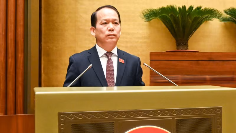 Ủy viên Ủy ban Thường vụ Quốc hội, Chủ nhiệm Ủy ban Pháp luật của Quốc hội Hoàng Thanh Tùng trình bày Báo cáo giải trình, tiếp thu, chỉnh lý dự thảo Nghị quyết về tổ chức chính quyền đô thị tại thành phố Hải Phòng. (Ảnh: DUY LINH)