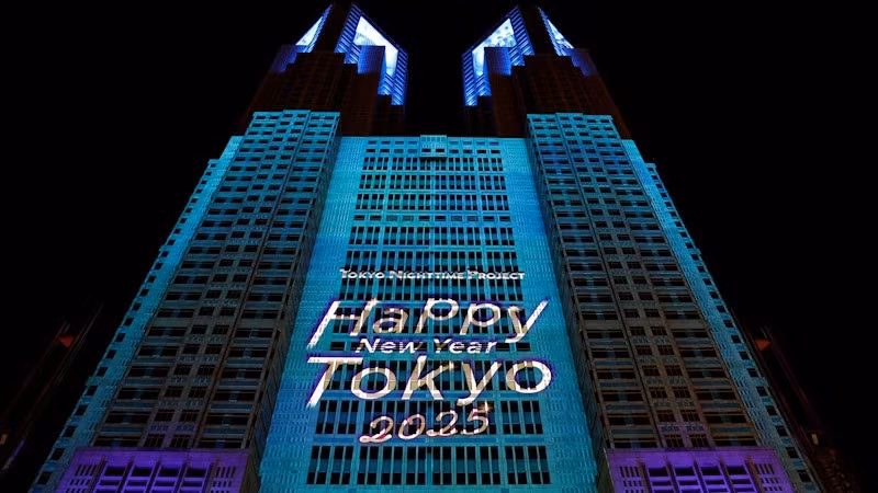 Một bản đồ chiếu hiển thị trên bề mặt tòa nhà Chính quyền đô thị Tokyo vào đêm giao thừa, Tokyo, Nhật Bản, ngày 31/12/2024. (Ảnh: Reuters)