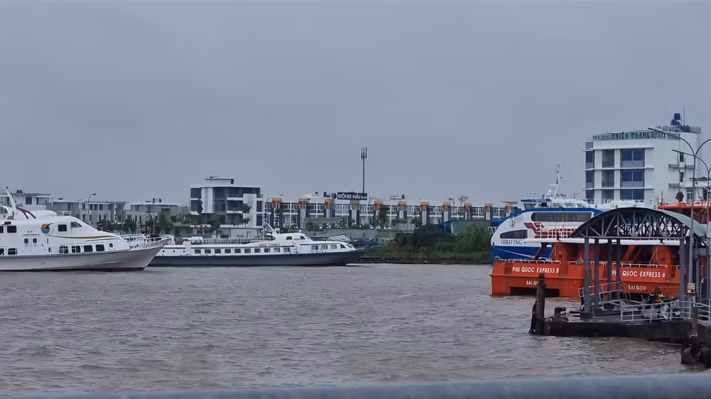 Do ảnh hưởng của vùng áp thấp giữa Biển Đông, phương tiện tàu vận tải hành khách tại Cảng Rạch Giá đã tạm ngưng hoạt động từ 6 giờ ngày 11/7.