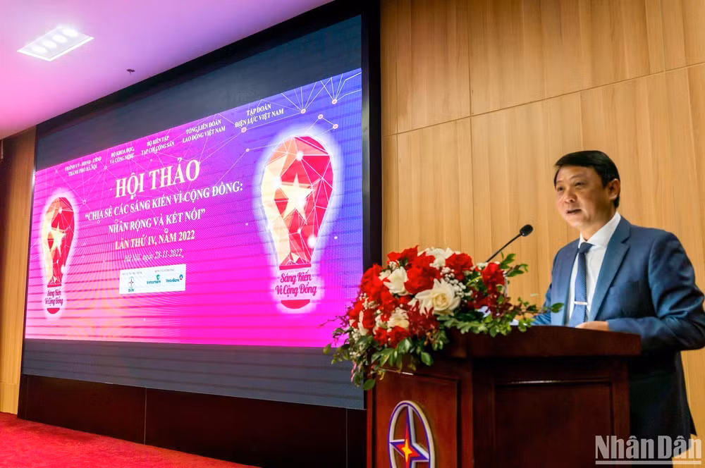 Phó Tổng Biên tập Tạp chí Cộng sản Nguyễn Ngọc Hà thông tin về các dự án đoạt giải cuộc thi “Sáng kiến vì cộng đồng” lần thứ IV. (Ảnh: TRUNG HƯNG) Phó Tổng Biên tập Tạp chí Cộng sản Nguyễn Ngọc Hà thông tin về các dự án đoạt giải cuộc thi “Sáng kiến vì cộng đồng” lần thứ IV. (Ảnh: TRUNG HƯNG)