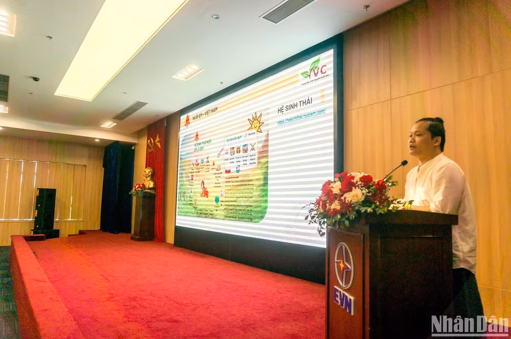 Tác giả Hoàng Hoa Trung chia sẻ về các hoạt động của Hệ sinh thái “Nuôi em”. (Ảnh: TRUNG HƯNG) Tác giả Hoàng Hoa Trung chia sẻ về các hoạt động của Hệ sinh thái “Nuôi em”. (Ảnh: TRUNG HƯNG)