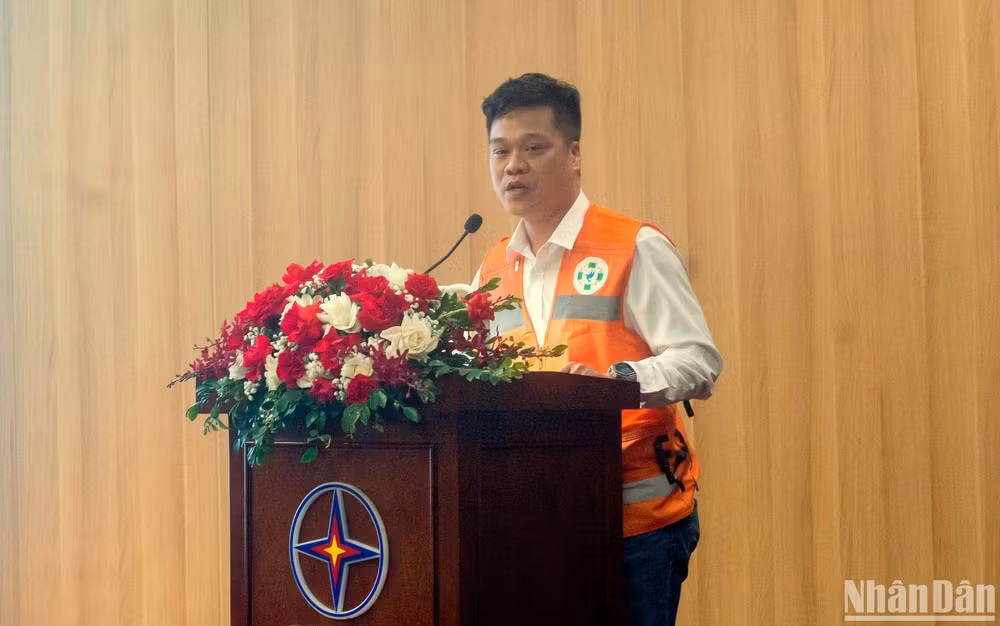 Anh Phạm Quốc Việt chia sẻ về hoạt động của Đội hỗ trợ sơ cứu FAS Angel. (Ảnh: TRUNG HƯNG) Anh Phạm Quốc Việt chia sẻ về hoạt động của Đội hỗ trợ sơ cứu FAS Angel. (Ảnh: TRUNG HƯNG)