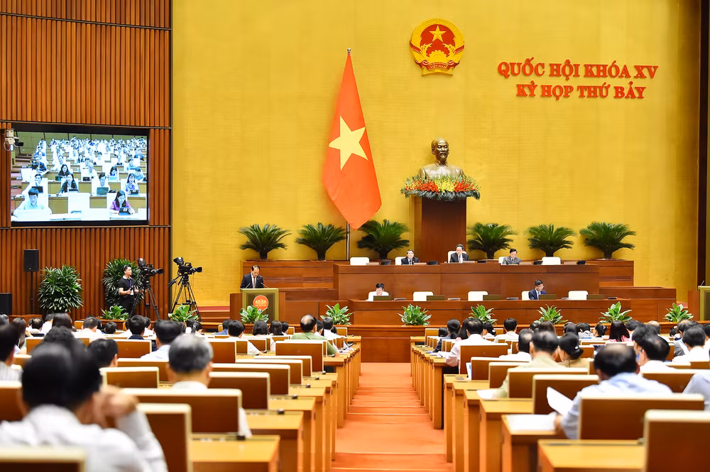 Chủ nhiệm Ủy ban Pháp luật của Quốc hội Hoàng Thanh Tùng trình bày Báo cáo giải trình, tiếp thu, chỉnh lý dự thảo Luật Thủ đô (sửa đổi) tại phiên họp chiều 28/5. (Ảnh: THỦY NGUYÊN)