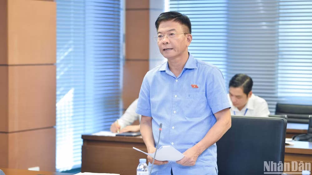 Bộ trưởng Tư pháp Lê Thành Long phát biểu thảo luận tại Tổ 5. (Ảnh: THỦY NGUYÊN) 