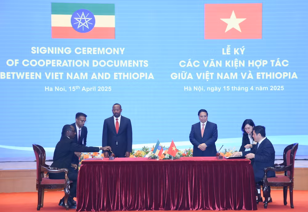 Thủ tướng Phạm Minh Chính và Thủ tướng Ethiopia Abiy Ahmed Ali chứng kiến ký kết ghi nhớ về hợp tác thương mại giữa Bộ Công thương Việt Nam và Bộ Thương mại và Hội nhập khu vực Ethiopia. (Ảnh: TRẦN HẢI)