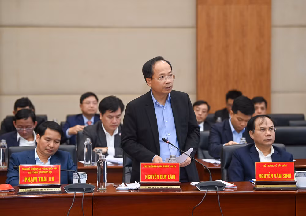 Thứ trưởng Giao thông vận tải Nguyễn Duy Lâm phát biểu tại buổi làm việc.