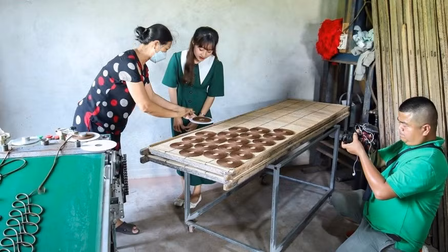 Làng hương xạ thôn Cao thu hút nhiều du khách đến tham quan, trải nghiệm làm nghề.
