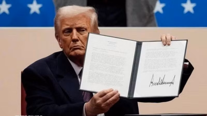 Tân Tổng thống Mỹ Donald Trump ký sắc lệnh sau lễ nhậm chức tại Washington, DC ngày 20/1/2025. (Ảnh: Getty Images/TTXVN)