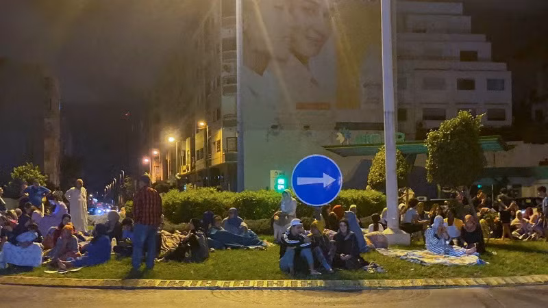 Người dân ở thành phố Casablanca ở Maroc thoát ra khỏi các nhà cao tầng và tập trung trên đường phố sau trận động đất mạnh xảy ra đêm 8/9/2023. (Ảnh: Reuters)