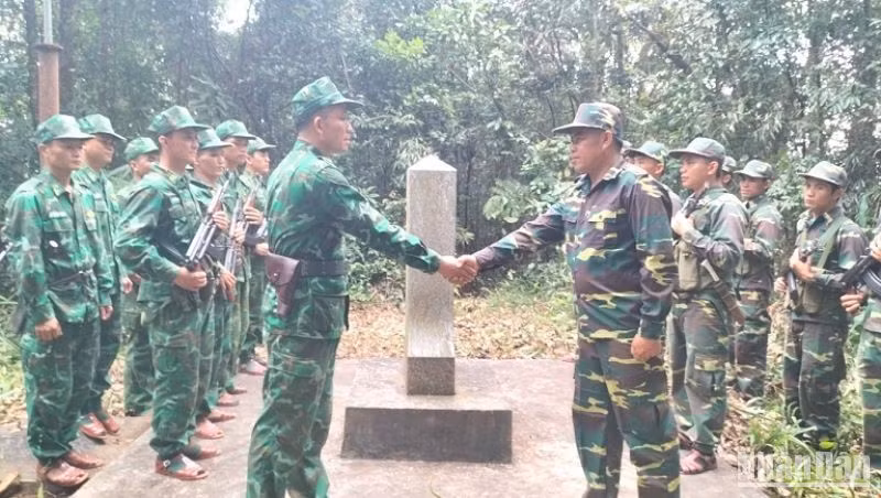 Bộ đội Biên phòng Việt Nam và Lào tổ chức tuần tra song phương bảo vệ biên giới. (Ảnh: Báo Nhân Dân)