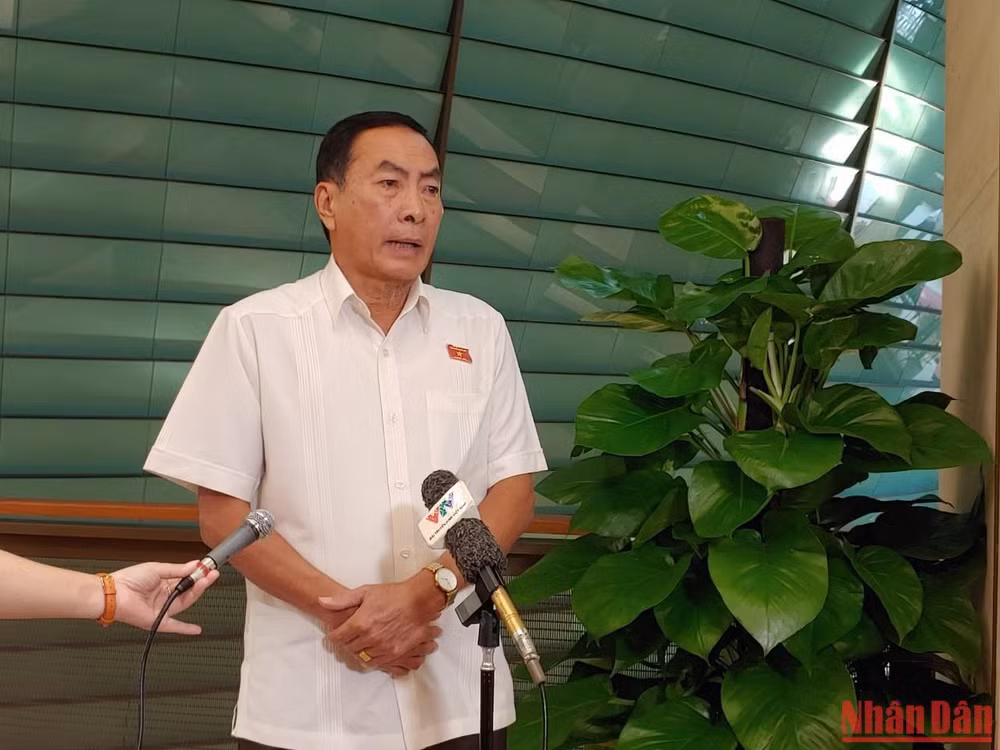 Đại biểu Phạm Văn Hòa (Đồng Tháp) chia sẻ với phóng viên bên hành lang Quốc hội. (Ảnh: TRUNG HƯNG) Đại biểu Phạm Văn Hòa (Đồng Tháp) chia sẻ với phóng viên bên hành lang Quốc hội. (Ảnh: TRUNG HƯNG)