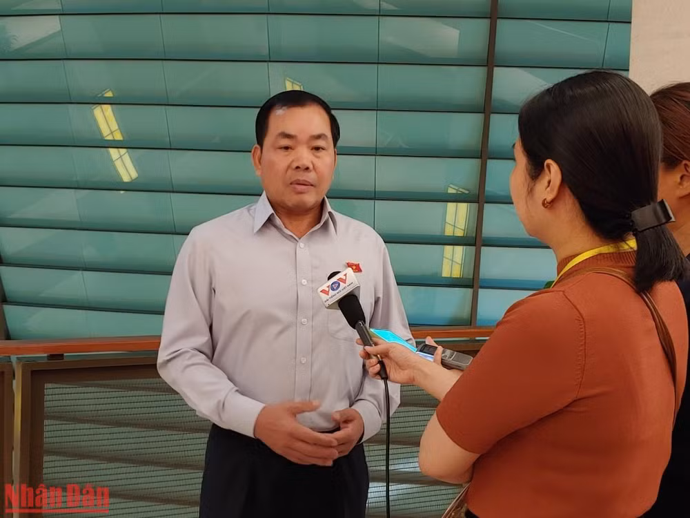 Đại biểu Nguyễn Quang Huân - Đoàn đại biểu Quốc hội tỉnh Bình Dương chia sẻ với phóng viên bên hành lang Quốc hội. (Ảnh: TRUNG HƯNG) Đại biểu Nguyễn Quang Huân - Đoàn đại biểu Quốc hội tỉnh Bình Dương chia sẻ với phóng viên bên hành lang Quốc hội. (Ảnh: TRUNG HƯNG)