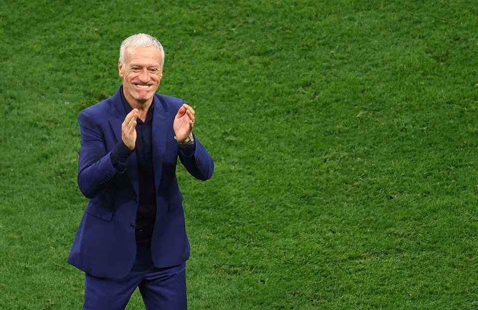 Huấn luyện viên Deschamps mừng chiến thắng trước Marco ở trận bán kết World Cup 2022. (Ảnh: Reuters)