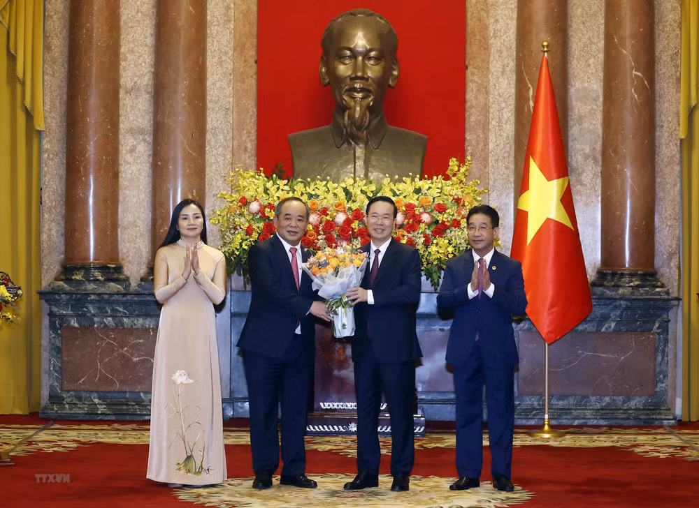 Chủ tịch nước Võ Văn Thưởng gặp mặt lãnh đạo, cán bộ, công chức, viên chức, người lao động Văn phòng Chủ tịch nước. (Ảnh: TTXVN) Chủ tịch nước Võ Văn Thưởng gặp mặt lãnh đạo, cán bộ, công chức, viên chức, người lao động Văn phòng Chủ tịch nước. (Ảnh: TTXVN)