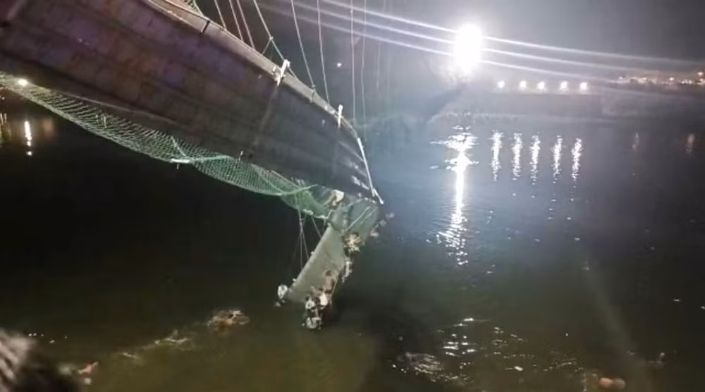 Cây cầu treo bị sập ở bang Gujarat, miền tây Ấn Độ, khiến ít nhất 35 người thiệt mạng. (Ảnh: PTI)