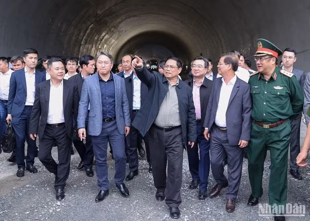 Thủ tướng Phạm Minh Chính thăm, chúc Tết công nhân thi công hầm Dốc Sạn. Thủ tướng Phạm Minh Chính thăm, chúc Tết công nhân thi công hầm Dốc Sạn.