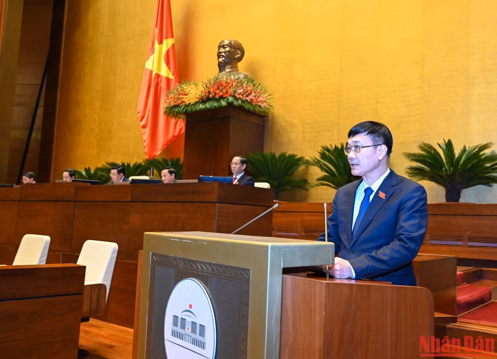 Chủ nhiệm Ủy ban Kinh tế của Quốc hội Vũ Hồng Thanh trình bày Báo cáo giải trình, tiếp thu, chỉnh lý dự thảo Luật Phòng, chống rửa tiền (sửa đổi). (Ảnh: DUY LINH) Chủ nhiệm Ủy ban Kinh tế của Quốc hội Vũ Hồng Thanh trình bày Báo cáo giải trình, tiếp thu, chỉnh lý dự thảo Luật Phòng, chống rửa tiền (sửa đổi). (Ảnh: DUY LINH)