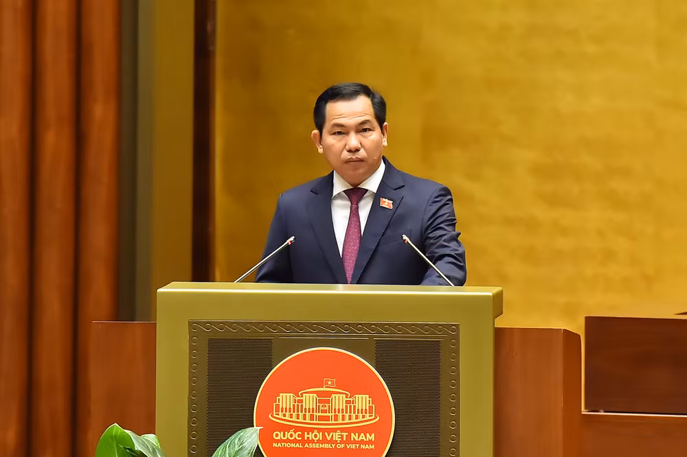 Ủy viên Ủy ban Thường vụ Quốc hội, Chủ nhiệm Ủy ban Tài chính, Ngân sách của Quốc hội Lê Quang Mạnh trình bày Báo cáo giải trình, tiếp thu, chỉnh lý dự thảo Nghị quyết của Quốc hội về thí điểm bổ sung một số cơ chế, chính sách đặc thù phát triển tỉnh Nghệ An. (Ảnh: THỦY NGUYÊN)