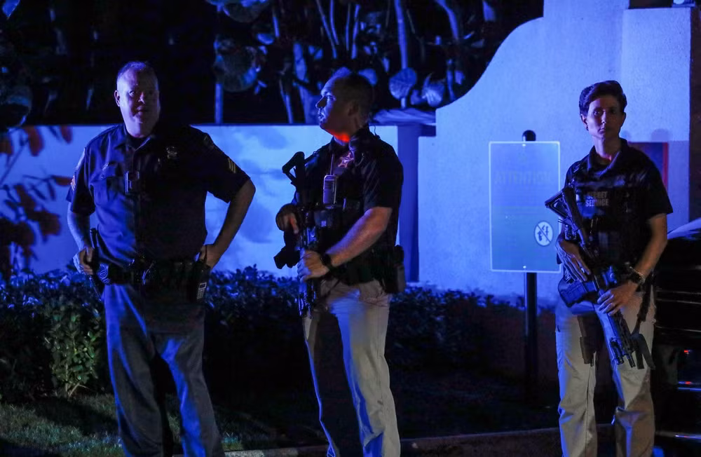 Các đặc vụ FBI đứng gác bên ngoài khu nghỉ dưỡng Mar-a-Lago của cựu Tổng thống Mỹ Donald Trump, Palm Beach, Florida, ngày 8/8/2022. (Ảnh: Reuters)