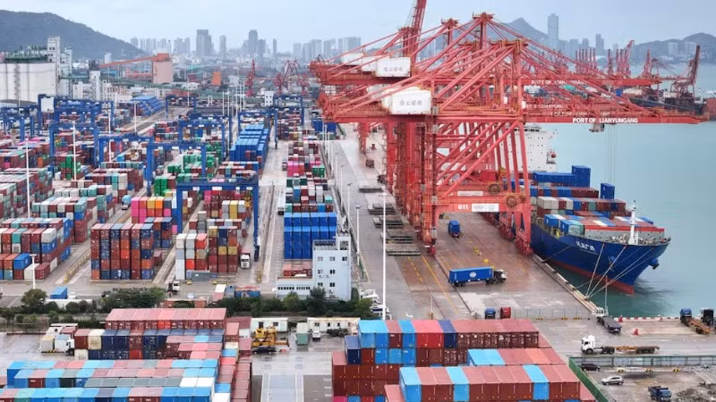 Các container được vận chuyển tại cảng Liên Vân Cảng ở tỉnh Giang Tô, Trung Quốc, ngày 17/10/2024. (Ảnh: China Daily/Reuters)