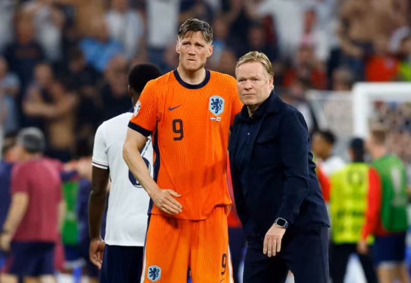 HLV Ronald Koeman và Wout Weghorst sau trận bán kết. (Ảnh: Reuters) HLV Ronald Koeman và Wout Weghorst sau trận bán kết. (Ảnh: Reuters)