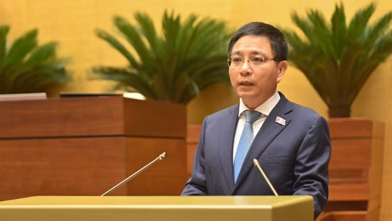 Bộ trưởng Tài chính Nguyễn Văn Thắng trình bày Tờ trình. (Ảnh: BÙI GIANG)