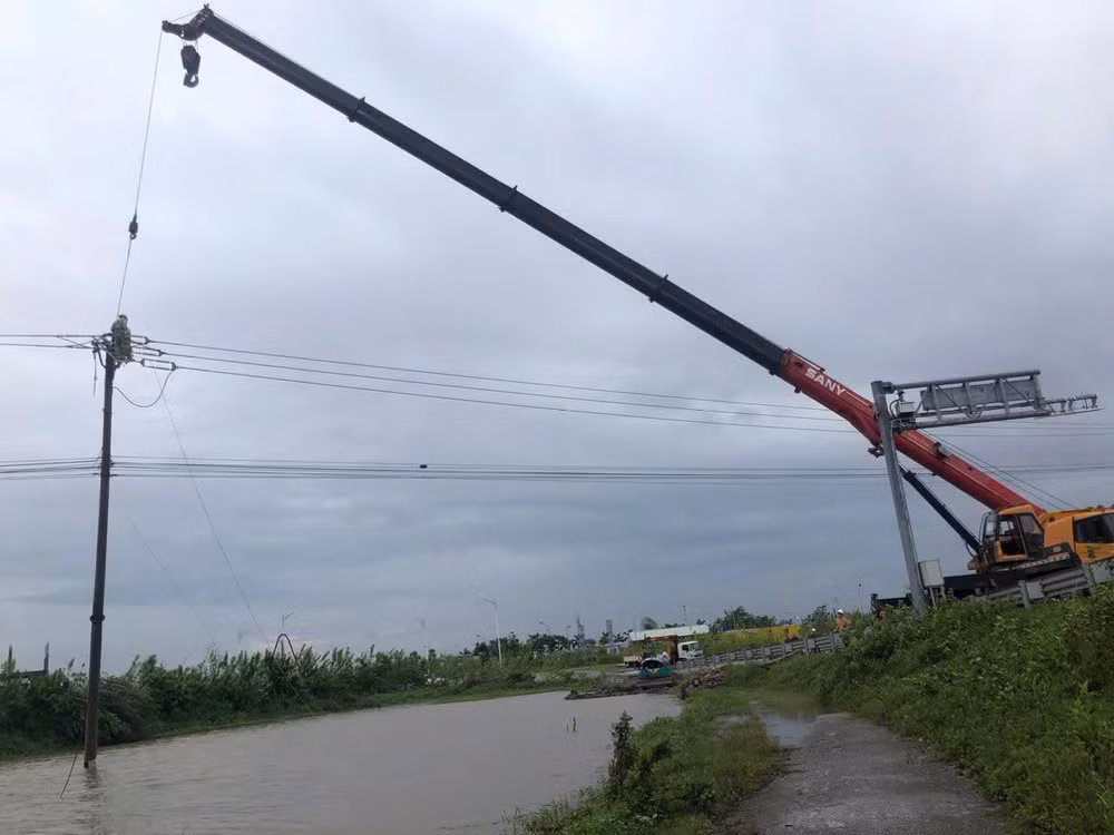 Công nhân Công ty Điện lực Phú Xuyên điều động xe cẩu khắc phục sự cố sau bão số 3. (Ảnh: EVNHANOI) Công nhân Công ty Điện lực Phú Xuyên điều động xe cẩu khắc phục sự cố sau bão số 3. (Ảnh: EVNHANOI)