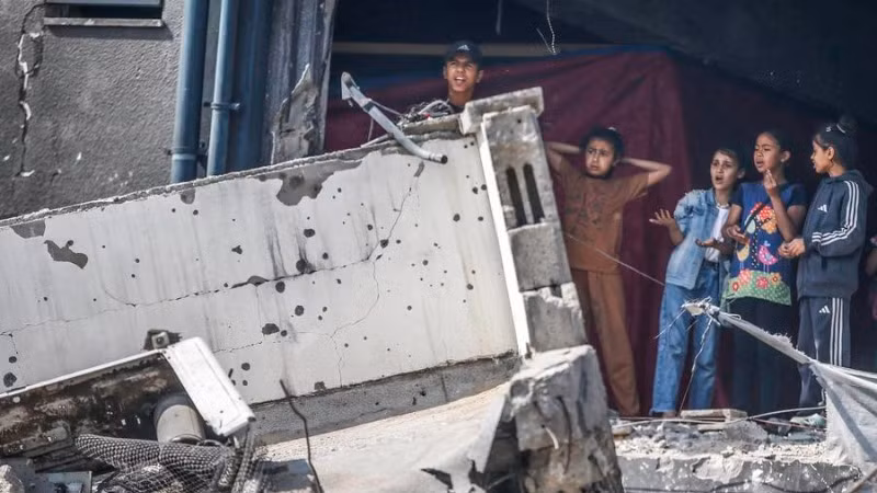 Người dân Palestine tại một địa điểm phân phối viện trợ sau cuộc không kích của Israel vào Gaza, ngày 10/5/2025. (Ảnh: Xinhua)