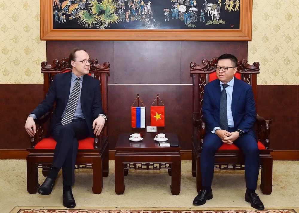 Tổng Biên tập Báo Nhân Dân Lê Quốc Minh tiếp Đại sứ đặc mệnh toàn quyền Liên bang Nga tại Việt Nam Gennady Bezdetko. (Ảnh: THỦY NGUYÊN)