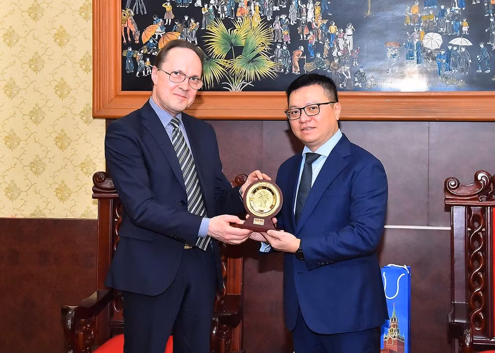 Tổng Biên tập Báo Nhân Dân Lê Quốc Minh tặng quà lưu niệm cho Đại sứ đặc mệnh toàn quyền Liên bang Nga tại Việt Nam Gennady Bezdetko. (Ảnh: THỦY NGUYÊN)