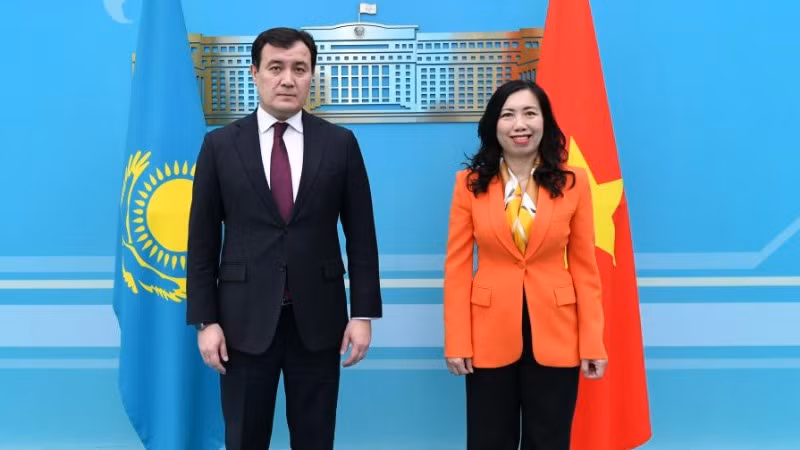 Thứ trưởng Ngoại giao Lê Thị Thu Hằng và Thứ trưởng Ngoại giao Kazakhstan A. Bakayev. Thứ trưởng Ngoại giao Lê Thị Thu Hằng và Thứ trưởng Ngoại giao Kazakhstan A. Bakayev.