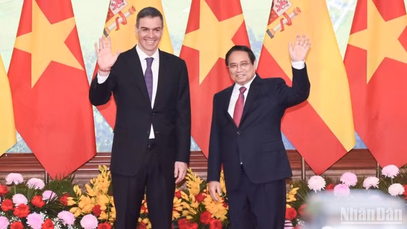 Thủ tướng Phạm Minh Chính và Thủ tướng Tây Ban Nha Pedro Sanchez. (Ảnh: TRẦN HẢI) 