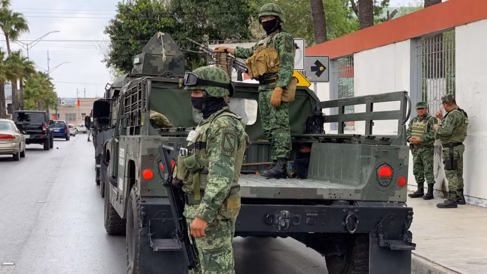 Các binh sĩ quân đội Mexico chuẩn bị 1 nhiệm vụ tìm kiếm 4 công dân Mỹ bị các tay súng bắt cóc tại Matamoros, Mexico, ngày 6/3/2023. (Ảnh: AP)