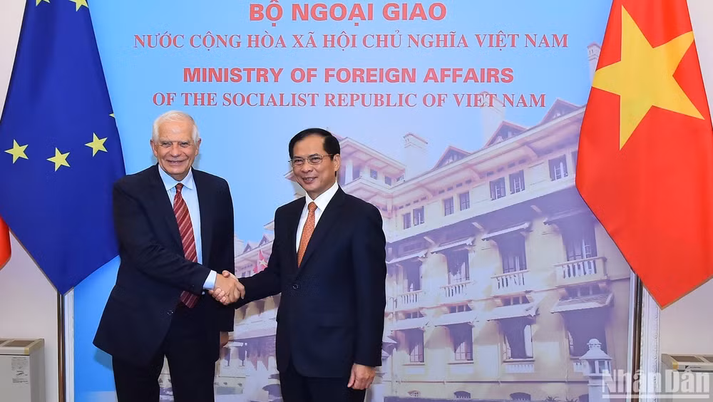Bộ trưởng Ngoại giao Bùi Thanh Sơn và Phó Chủ tịch EC, Đại diện cấp cao EU về chính sách đối ngoại và an ninh Josep Borrell Fontelles. (Ảnh: THỦY NGUYÊN)