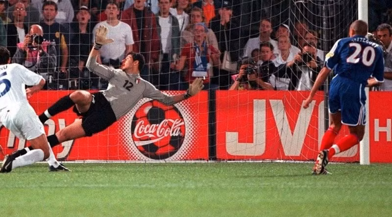 Khoảnh khắc David Trezeguet ghi bàn thắng vàng giúp Pháp vượt qua Italia ở chung kết EURO 2000. (Ảnh: EURO 2024)