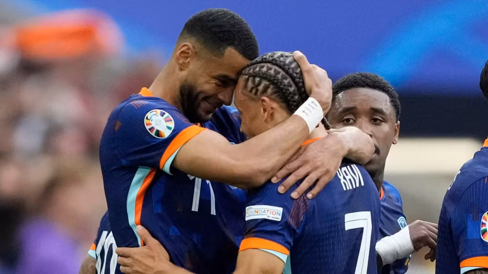 Cody Gakpo ăn mừng bàn thắng mở tỷ số cùng Xavi Simons. (Ảnh: Reuters) 