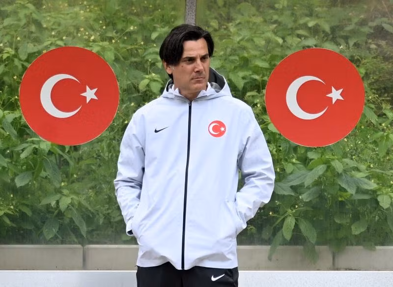 Huấn luyện viên Vincenzo Montella trong buổi tập cùng tuyển Thổ Nhĩ Kỳ ở Barsinghausen, Đức, ngày 5/7/2024. (Ảnh: Reuters) Huấn luyện viên Vincenzo Montella trong buổi tập cùng tuyển Thổ Nhĩ Kỳ ở Barsinghausen, Đức, ngày 5/7/2024. (Ảnh: Reuters)