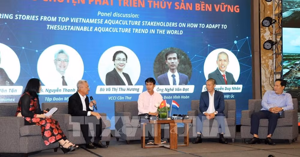 Đại diện các doanh nghiệp Hà Lan và Việt Nam cùng trao đổi kinh nghiệm về nuôi trồng thủy sản. (Ảnh: TTXVN)