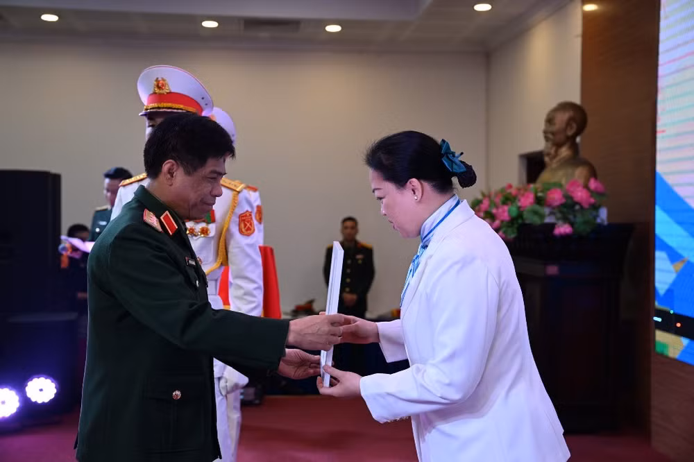 Thượng tướng Nguyễn Văn Nghĩa, Phó Tổng tham mưu trưởng Quân đội nhân dân Việt Nam trao giải nhất cá nhân Cuộc thi “Tìm hiểu kiến thức pháp luật” trên Báo Quân đội nhân dân điện tử năm 2023 cho đồng chí Lưu Thị Ánh Thu đến từ Tạp chí Cộng sản. (Ảnh: TRUNG HƯNG)