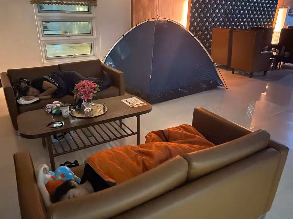 Do lo ngại có thể xảy ra các dư chấn sau động đất, nhiều người dân Thái Lan ở trên các cao ốc chọn cách ngủ qua đêm tại các địa điểm công cộng.
