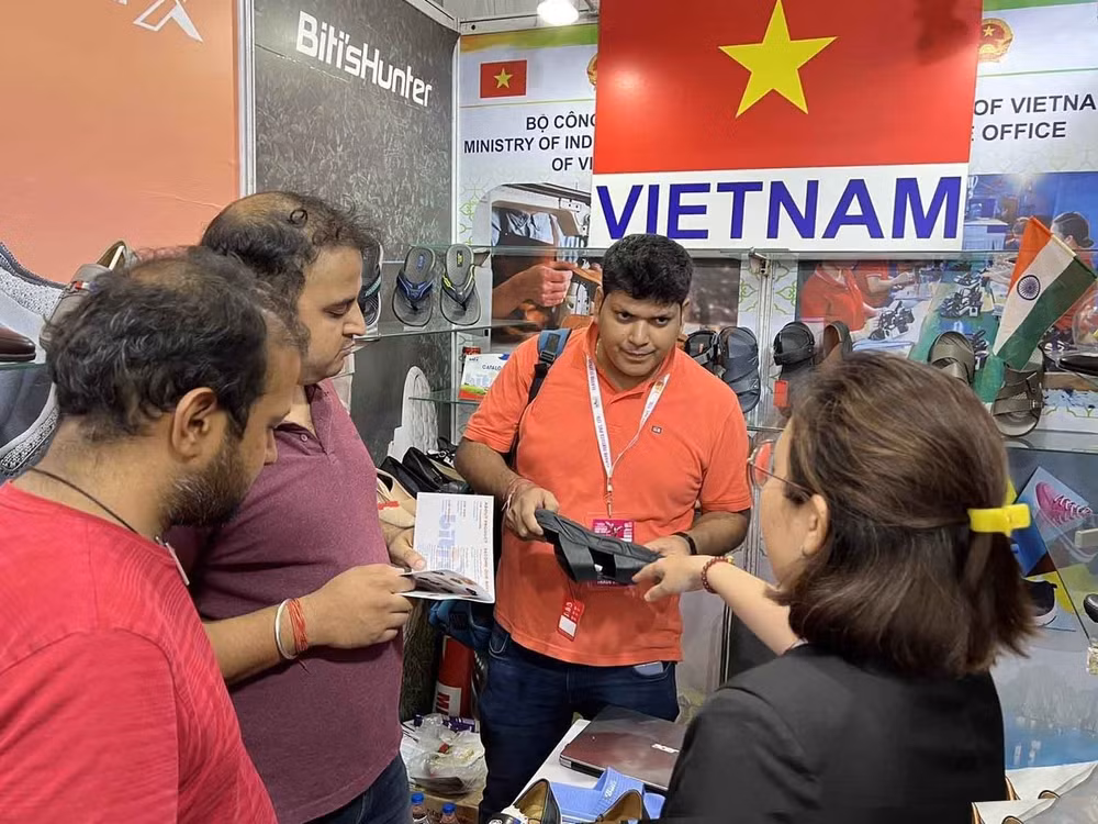 Khách quốc tế tham quan gian hàng giày dép Việt Nam tại hội chợ ở nước ngoài. (Ảnh minh họa: TTXVN)
