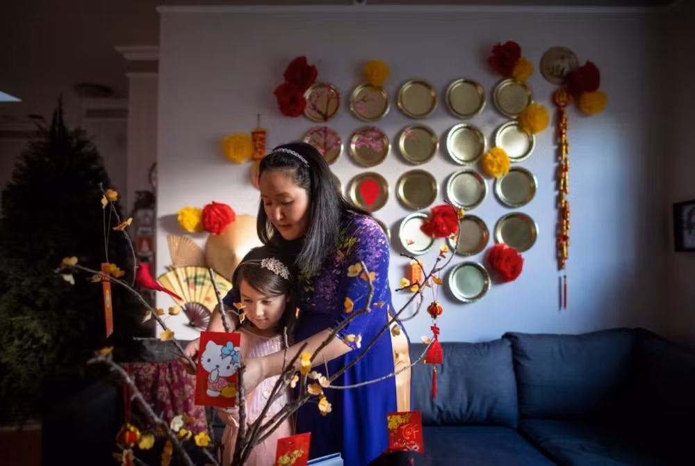 Kim Phan Nguyễn-Stone cùng con gái hào hứng đón Tết Nguyên đán Quý Mão với cộng đồng người Canada gốc Việt ở Vancouver, Canada. (Ảnh: CBC) Kim Phan Nguyễn-Stone cùng con gái hào hứng đón Tết Nguyên đán Quý Mão với cộng đồng người Canada gốc Việt ở Vancouver, Canada. (Ảnh: CBC)