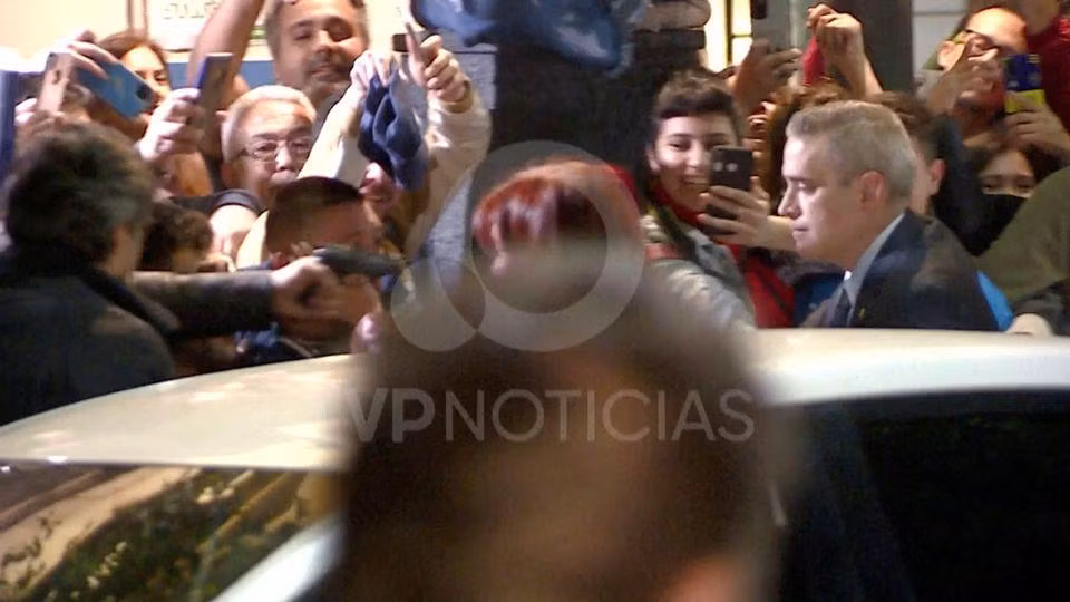 Đối tượng chĩa súng vào Phó Tổng thống Argentina Cristina Fernandez de Kirchner ngay trước cửa nhà riêng của bà ở Buenos Aires, Argentina, ngày 1/9/2022. (Ảnh chụp từ video: TV Pública/Reuters TV) Đối tượng chĩa súng vào Phó Tổng thống Argentina Cristina Fernandez de Kirchner ngay trước cửa nhà riêng của bà ở Buenos Aires, Argentina, ngày 1/9/2022. (Ảnh chụp từ video: TV Pública/Reuters TV)