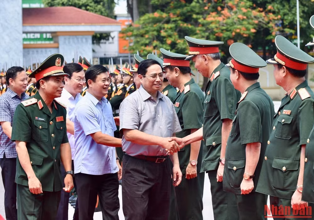 Cán bộ, chỉ huy Bộ Tư lệnh Quân khu 4 đón Thủ tướng Phạm Minh Chính.