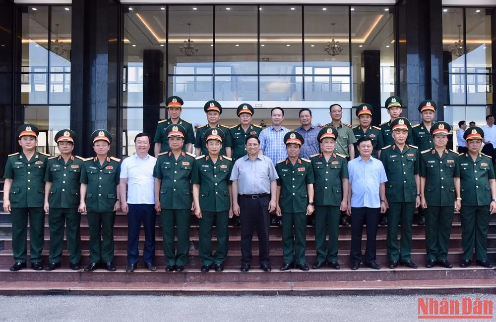 Thủ tướng Phạm Minh Chính với cán bộ, chỉ huy Bộ Tư lệnh Quân khu 4.