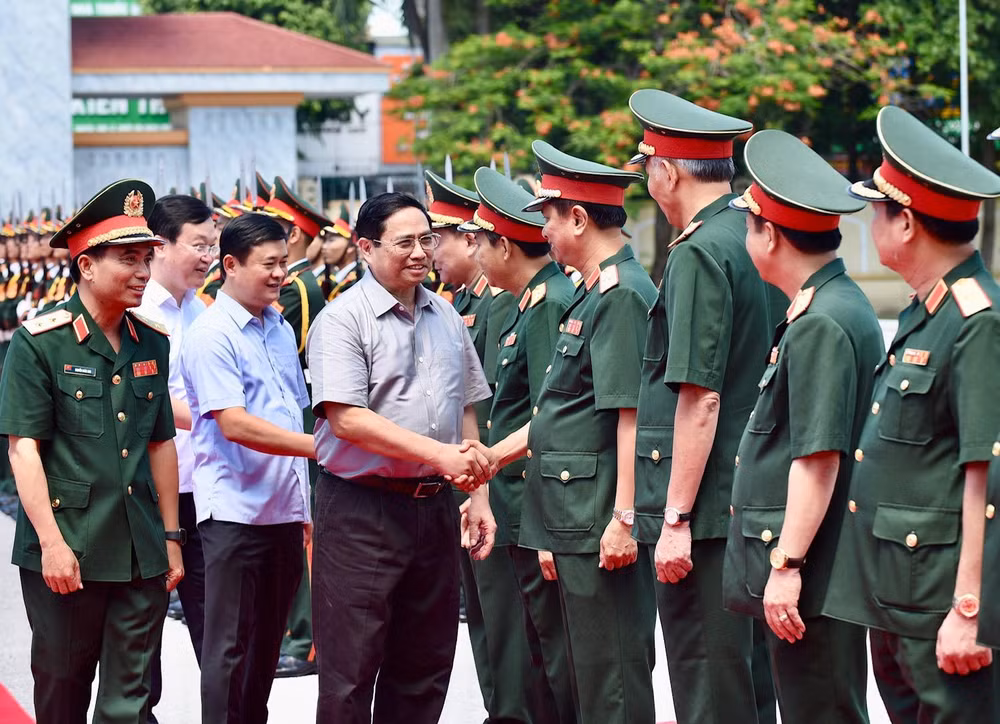 Thủ tướng gửi tới tướng lĩnh, sĩ quan, cán bộ, chiến sĩ, công nhân, viên chức quốc phòng, dân quân tự vệ, dự bị động viên lực lượng vũ trang Quân khu 4 lời thăm hỏi ân cần và những tình cảm thân thiết. (Ảnh: TRẦN HẢI) Thủ tướng gửi tới tướng lĩnh, sĩ quan, cán bộ, chiến sĩ, công nhân, viên chức quốc phòng, dân quân tự vệ, dự bị động viên lực lượng vũ trang Quân khu 4 lời thăm hỏi ân cần và những tình cảm thân thiết. (Ảnh: TRẦN HẢI)
